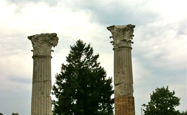 Il colonnato del foro romano di Aquileia, con le colonne rialzate lungo l'area di scavo