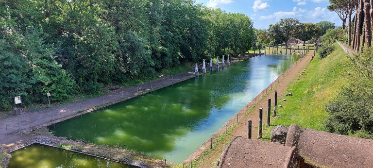 Il Canopo di Villa Adriana a Tivoli: la vasca rettangolare circondata da colonne e statue marmoree