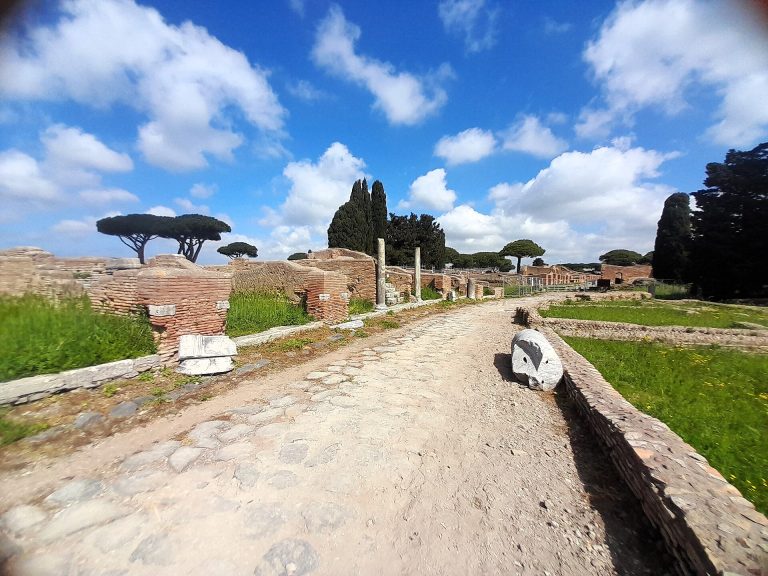 Il Decumano Massimo di Ostia Antica nei pressi di Porta Marina, con i resti murari lungo la strada basolata