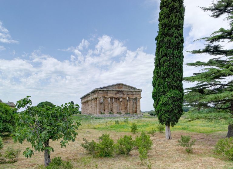 Il tempio dorico di Hera II, detto di Nettuno, nell'area archeologica di Paestum, con il colonnato integro